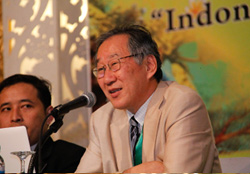 当センター長吉本圭一教授はインドネシアで第２回卒業生調査研究国際会議「EXLIMA-2015」に出席及び発表